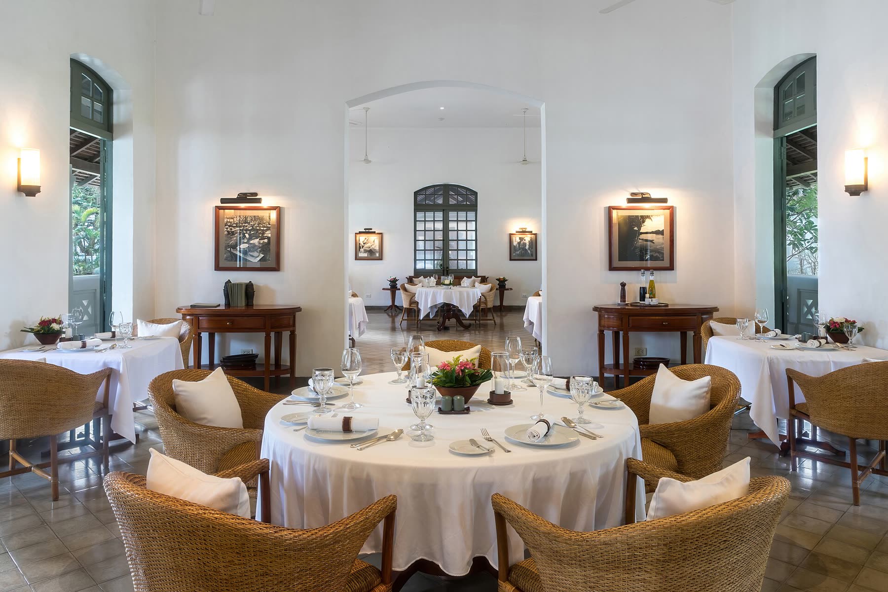 Restaurant mit eingedeckten Tischen
