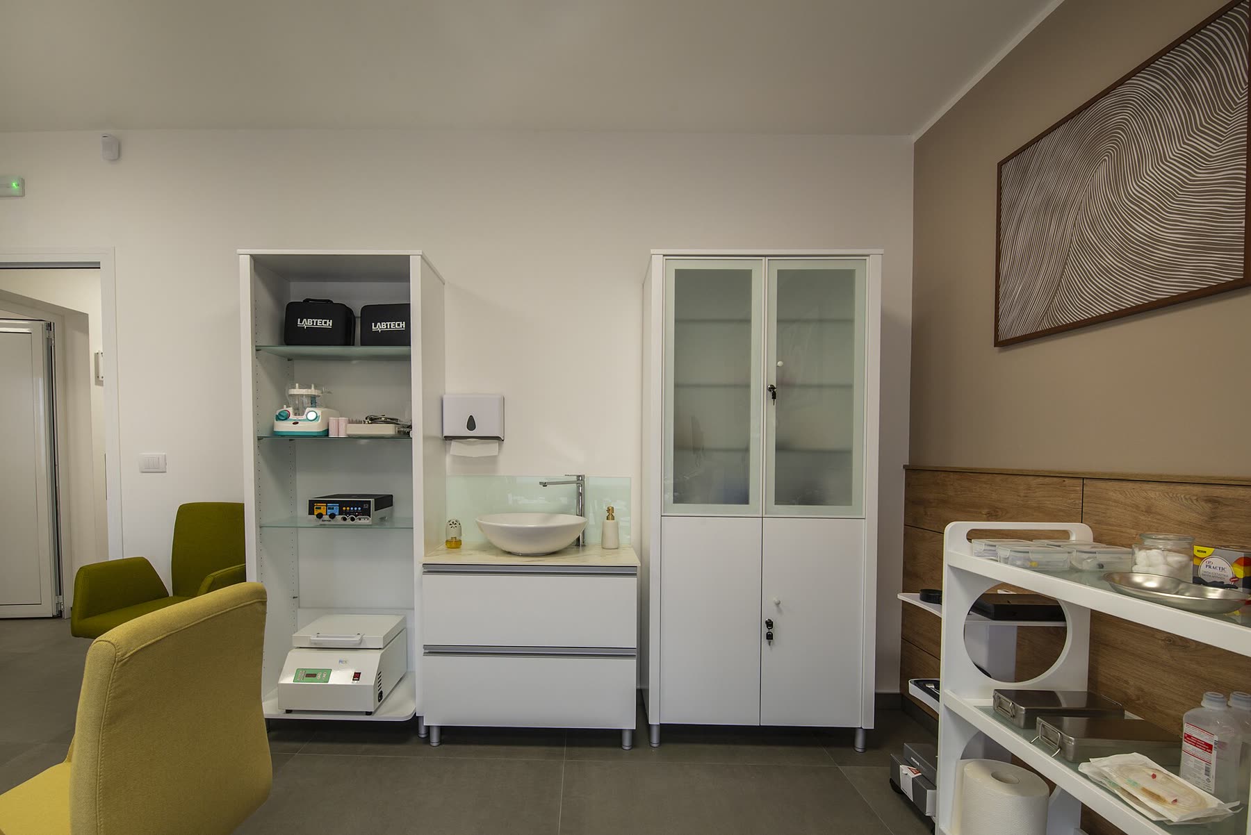 Modernes Behandlungszimmer einer Praxis mit heller Einrichtung