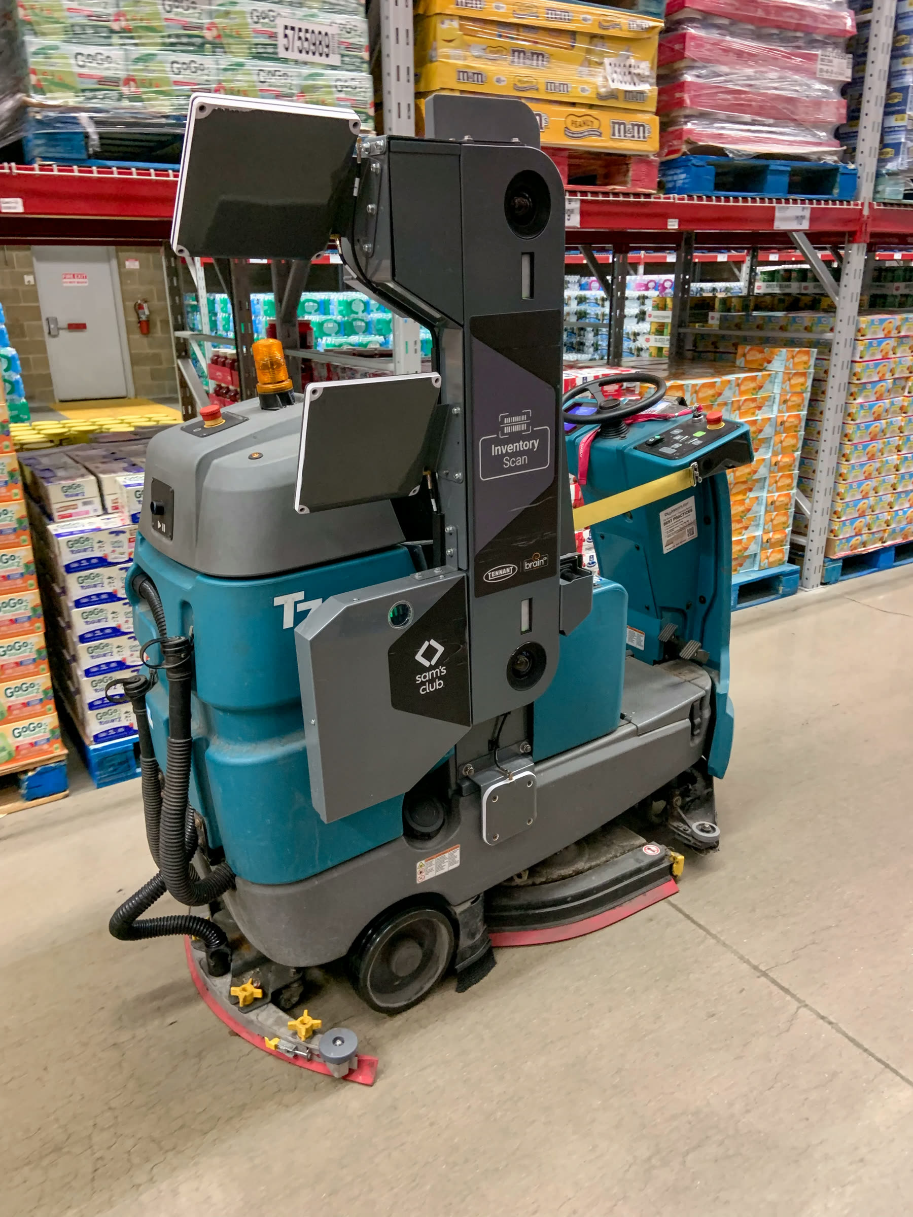 Scheuersaugmaschine auf dem Bodenbelag eines Verkaufsraums
